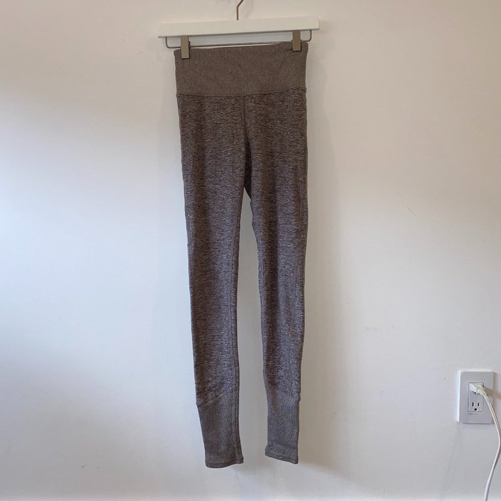 Alo Yoga AloSoft Lounge Legging in Gravel